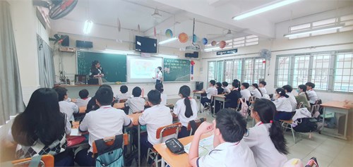 Tổ Sử - Địa – GDCD tổ chức buổi sinh hoạt chuyên đề: “Rèn kĩ năng sử dụng bản đồ trong dạy học địa lí ở trường THCS”.